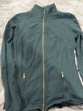 Lululemon jacket size 8 with legging size 4 excellent condition